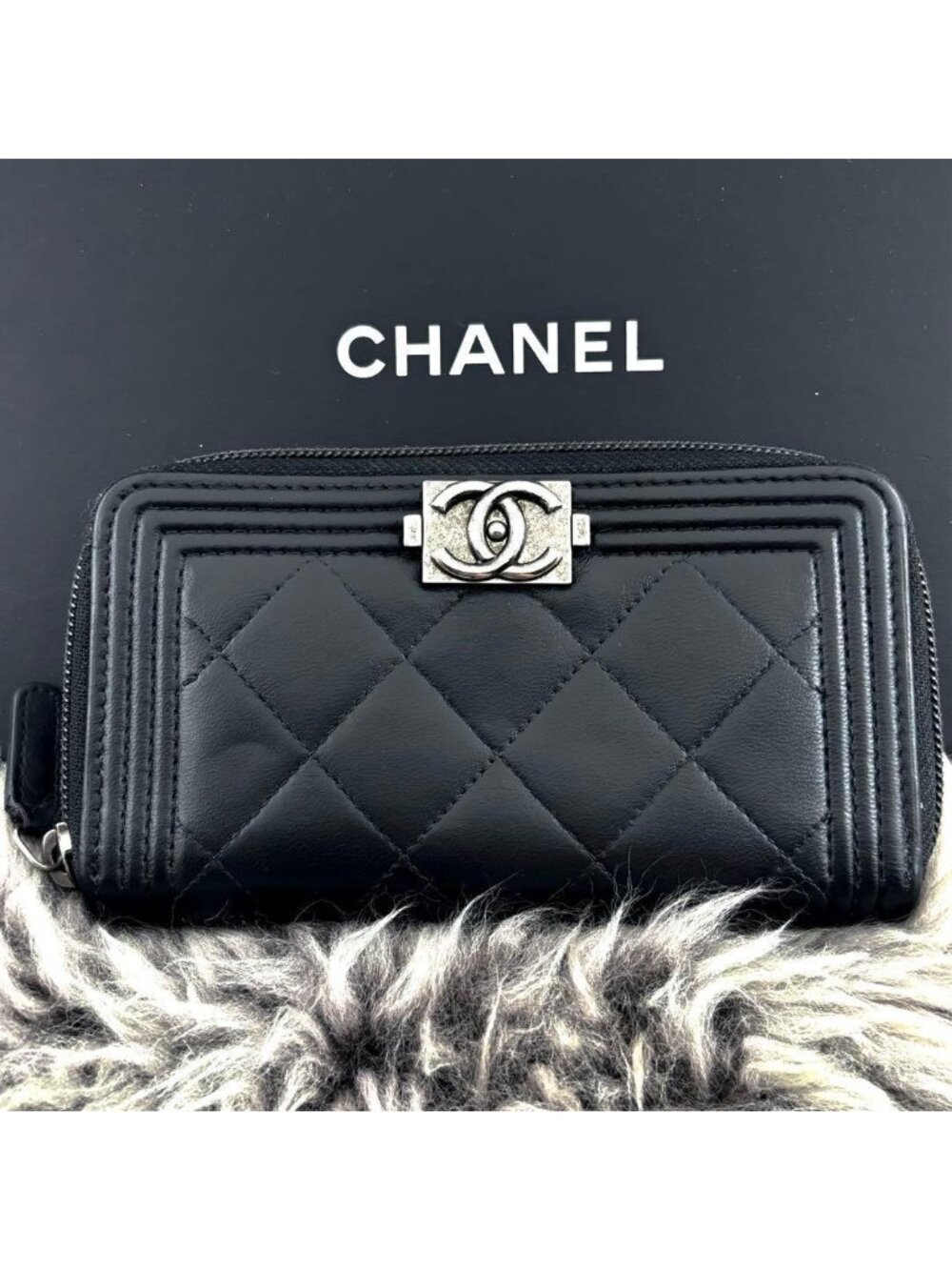 Chanel Wallet Boy Round - Picture 2 of 14